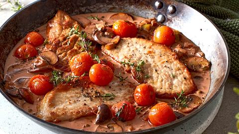 Rahmschnitzel mit Pilzen und Tomaten Rezept - Foto: House of Food / Bauer Food Experts KG