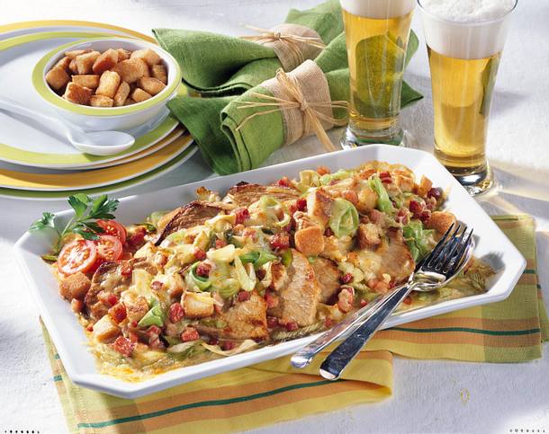 Rahmschnitzel mit Porree-Käse-Kruste Rezept Rahmschnitzel mit Porree-Käse-Kruste Rezept