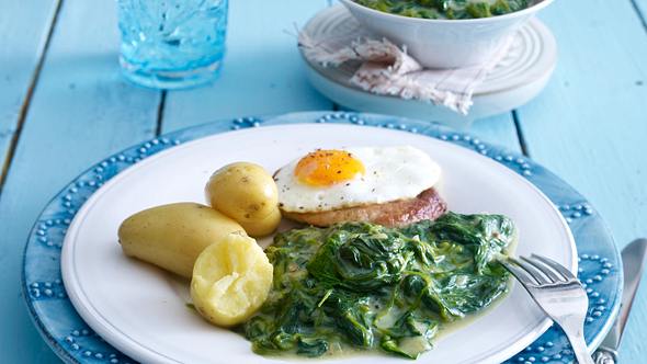 Rahmspinat mit neuen Kartoffeln und Schnitzel Holsteiner Art Rezept - Foto: House of Food / Bauer Food Experts KG