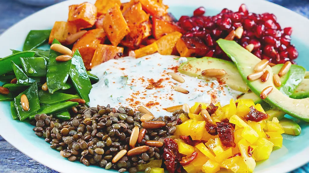 Rainbow-Bowl mit Bohnen-Hummus Rezept - Foto: LECKER @ Bauer Media Group Rainbow-Bowl mit Bohnen-Hummus Rezept - Foto: LECKER @ Bauer Media Group