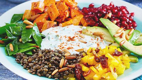 Rainbow-Bowl mit Bohnen-Hummus Rezept - Foto: House of Food / Bauer Food Experts KG