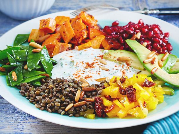 Rainbow-Bowl mit Bohnen-Hummus Rezept Rainbow-Bowl mit Bohnen-Hummus Rezept