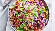 bunter Rainbow-Salad mit Rotkohl, Möhren, Edamame, Paprika, Thai-Basilikum - Foto: House of Food / Food Experts