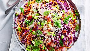 bunter Rainbow-Salad mit Rotkohl, Möhren, Edamame, Paprika, Thai-Basilikum - Foto: House of Food / Food Experts