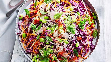 bunter Rainbow-Salad mit Rotkohl, Möhren, Edamame, Paprika, Thai-Basilikum - Foto: House of Food / Food Experts
