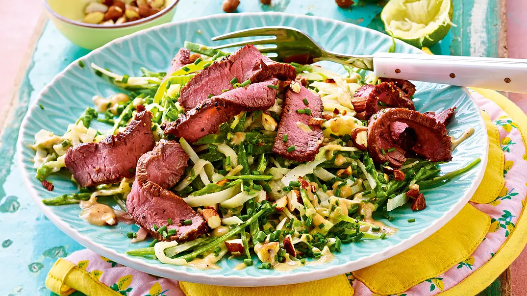 Raketen Rohkost „Lass Knacken!“ mit Steakstreifen Rezept - Foto: LECKER @ Bauer Media Group Raketen Rohkost „Lass Knacken!“ mit Steakstreifen Rezept - Foto: LECKER @ Bauer Media Group