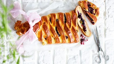 Rapunzels Blaubeerzopf Rezept - Foto: LECKER @ Bauer Media Group