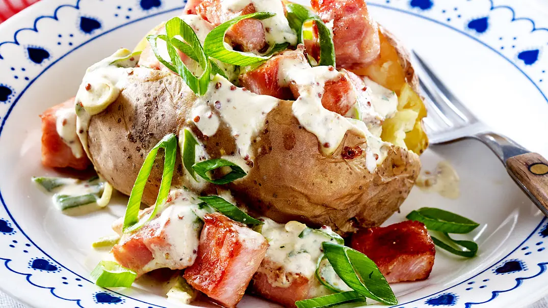 Rasante Ofenkartoffel mit Kasselertopping Rezept - Foto: LECKER @ Bauer Media Group Rasante Ofenkartoffel mit Kasselertopping Rezept - Foto: LECKER @ Bauer Media Group