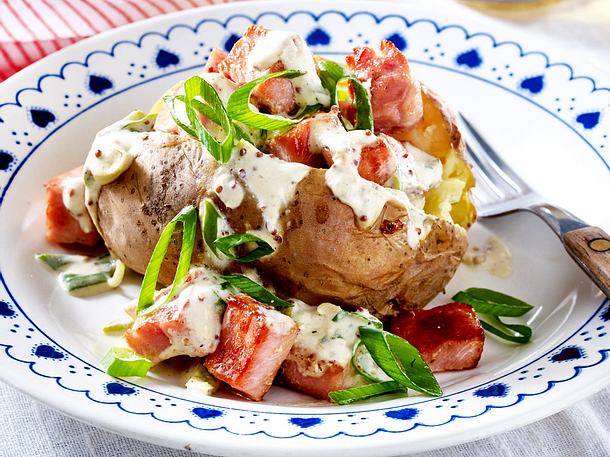 Rasante Ofenkartoffel mit Kasselertopping Rezept Rasante Ofenkartoffel mit Kasselertopping Rezept
