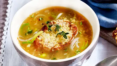 Rasante Porree-Zwiebel-Suppe Rezept - Foto: LECKER @ Bauer Media Group