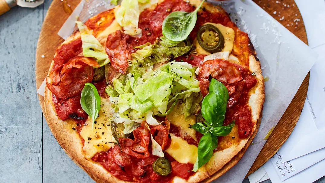 Rasante Wrap-Pizza mit Eisberg-Coleslaw Rezept - Foto: LECKER @ Bauer Media Group Rasante Wrap-Pizza mit Eisberg-Coleslaw Rezept - Foto: LECKER @ Bauer Media Group