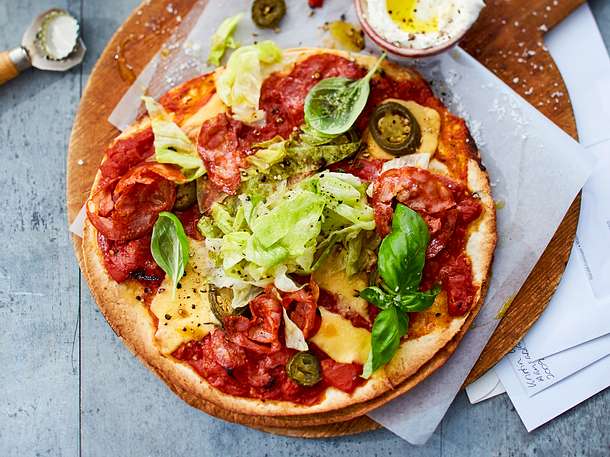Rasante Wrap-Pizza mit Eisberg-Coleslaw Rezept Rasante Wrap-Pizza mit Eisberg-Coleslaw Rezept