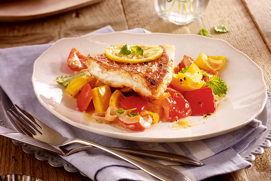 Rasanter Rotbarsch auf Paprikagemüse Rezept Rasanter Rotbarsch auf Paprikagemüse Rezept