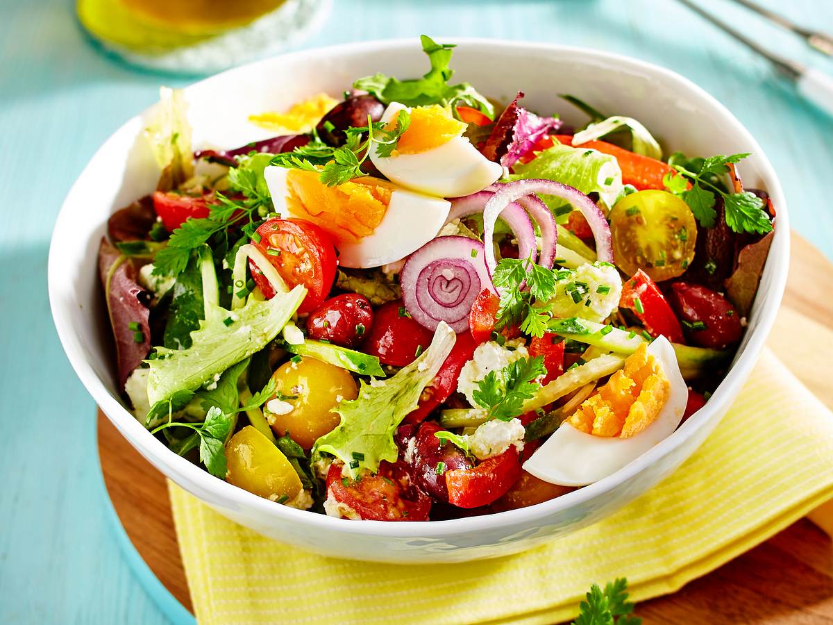 Blitzschneller Salat mit Ei und Feta