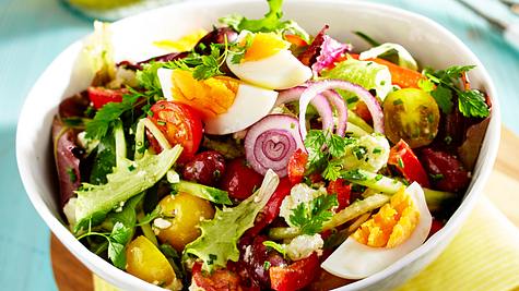 Schnelle Salate: Rasanter Salat mit Ei und Feta - Foto: House of Food / Bauer Food Experts KG