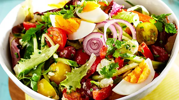Schneller Salat mit Ei und Feta - Foto: LECKER @ Bauer Media Group Schneller Salat mit Ei und Feta - Foto: LECKER @ Bauer Media Group