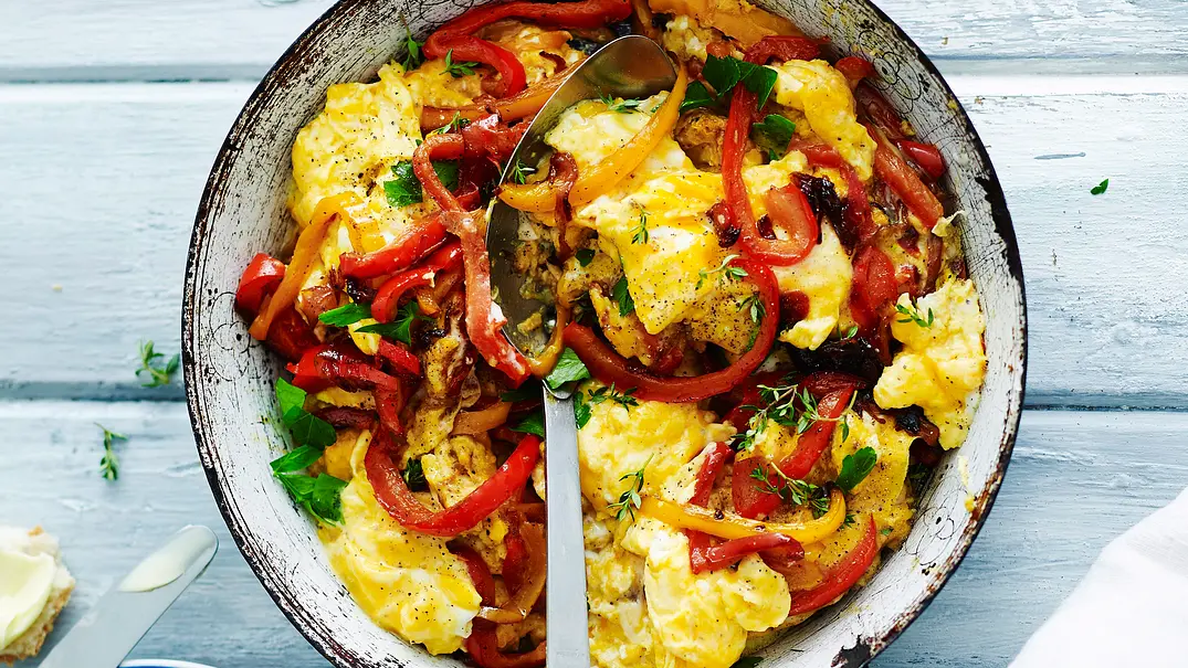 Rasantes Paprikarührei für vier Rezept - Foto: LECKER @ Bauer Media Group Rasantes Paprikarührei für vier Rezept - Foto: LECKER @ Bauer Media Group