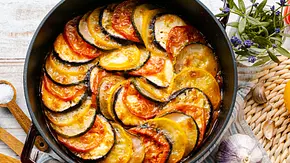 Ratatouille aus dem Ofen Rezept - Foto: ShowHeroes für LECKER @ Bauer Media Group Ratatouille aus dem Ofen Rezept - Foto: ShowHeroes für LECKER @ Bauer Media Group