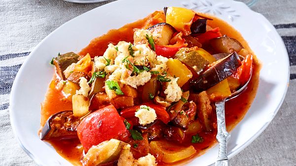 Ratatouille mit Kräuter-Knoblauchbrot auf einem Servierteller - Foto: House of Food / Bauer Food Experts KG