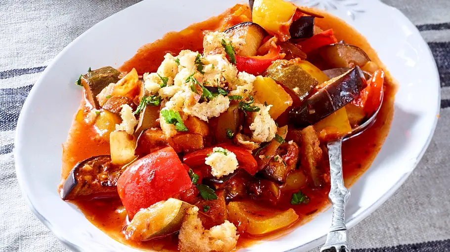 Ratatouille mit Kräuter-Knoblauchbrot Rezept - Foto: LECKER @ Bauer Media Group Ratatouille mit Kräuter-Knoblauchbrot Rezept - Foto: LECKER @ Bauer Media Group