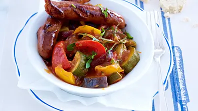 Ratatouille mit Merguez (Schmorgemüse mit Lammbratwürstchen) Rezept - Foto: LECKER @ Bauer Media Group