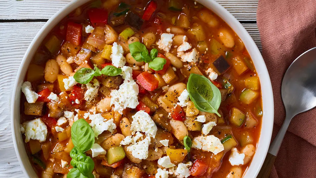 Ein Teller mit Ratatouille-Suppe von oben. Rechts neben dem Teller liegt ein Esslöffel. - Foto: LECKER @ Bauer Media Group Ein Teller mit Ratatouille-Suppe von oben. Rechts neben dem Teller liegt ein Esslöffel. - Foto: LECKER @ Bauer Media Group
