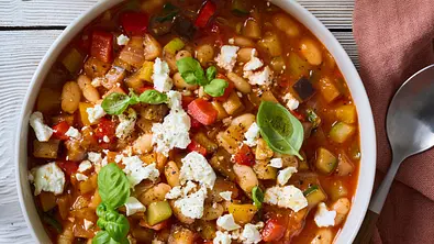 Ein Teller mit Ratatouille-Suppe von oben. Rechts neben dem Teller liegt ein Esslöffel. - Foto: LECKER @ Bauer Media Group Ein Teller mit Ratatouille-Suppe von oben. Rechts neben dem Teller liegt ein Esslöffel. - Foto: LECKER @ Bauer Media Group