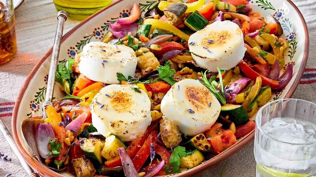 Ratatouille-Salat mit Ziegenkäse-Brûlée Rezept - Foto: LECKER @ Bauer Media Group Ratatouille-Salat mit Ziegenkäse-Brûlée Rezept - Foto: LECKER @ Bauer Media Group