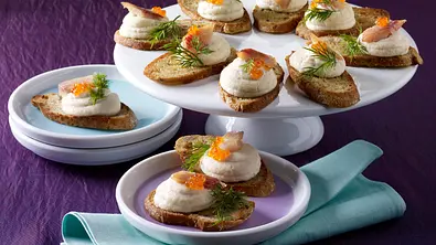Räucherfischcreme auf Brotchips Rezept - Foto: LECKER @ Bauer Media Group