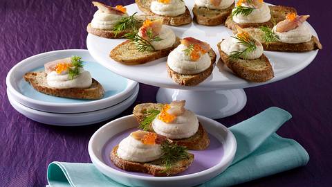 Räucherfischcreme auf Brotchips Rezept - Foto: House of Food / Bauer Food Experts KG
