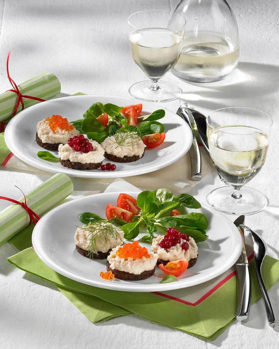 Räucherforellen-Mousse auf Pumpernickel Rezept Räucherforellen-Mousse auf Pumpernickel Rezept