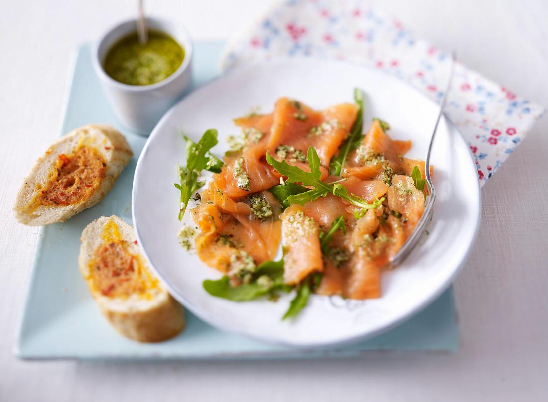 Räucherlachs-Carpaccio mit Meerrettichpesto Rezept | LECKER