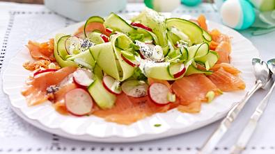 Räucherlachs-Salat mit Radieschen und Gurke Rezept - Foto: LECKER @ Bauer Media Group
