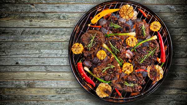 Qualmloses Grillen dank Rauchfreie Holzkohlegrills - Foto: iStock