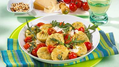 Rauke-Gnocchi mit Pinienkernen, Parmesan und Kirschtomaten Rezept - Foto: LECKER @ Bauer Media Group