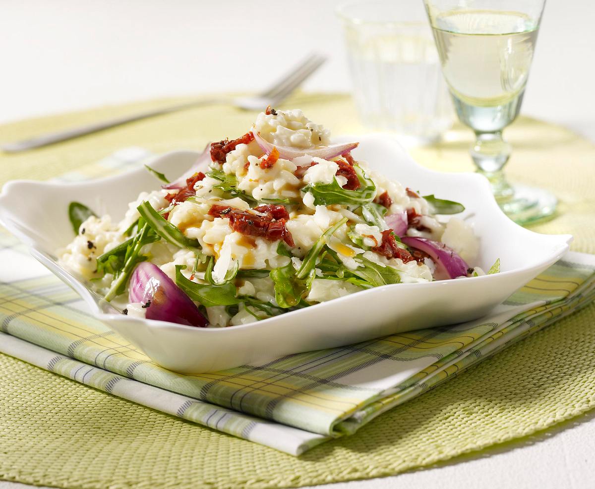 Rauke-Risotto mit getrockneten Tomaten und roten Zwiebeln Rezept