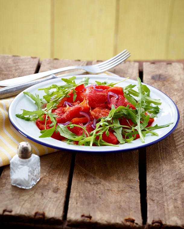 Rauke-Salat mit gerösteter Paprika Rezept | LECKER