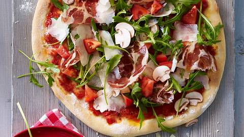 Rauke-Schinken-Pizza Rezept - Foto: House of Food / Bauer Food Experts KG