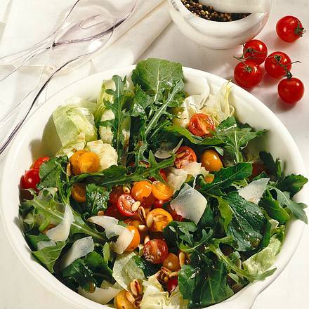 Raukesalat mit Kirschtomaten Rezept Raukesalat mit Kirschtomaten Rezept