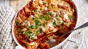 Ruck Zuck Ravioli-Auflauf auf weißem Auskühlgitter mit Servierlöffel  - Foto: House of Food / Bauer Food Experts KG