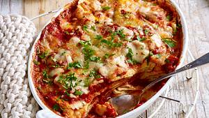 Ruck Zuck Ravioli-Auflauf auf weißem Auskühlgitter mit Servierlöffel  - Foto: House of Food / Bauer Food Experts KG
