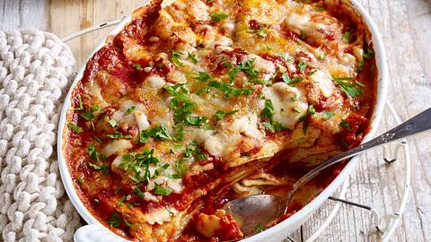 Ruck Zuck Ravioli-Auflauf auf weißem Auskühlgitter mit Servierlöffel  - Foto: House of Food / Bauer Food Experts KG