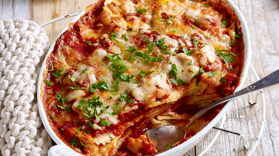 Ruck Zuck Ravioli-Auflauf auf weißem Auskühlgitter mit Servierlöffel  - Foto: House of Food / Bauer Food Experts KG