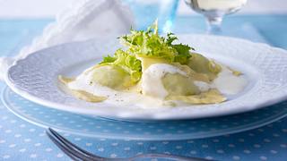 Ravioli gefüllt mit Ricotta-Bärlauch-Creme mit schaumiger Zitronen-Butter-Soße Rezept - Foto: House of Food / Bauer Food Experts KG