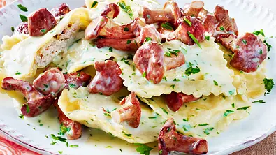 Ravioli in leichtem Kräuterrahm mit Pfifferlingen Rezept - Foto: LECKER @ Bauer Media Group