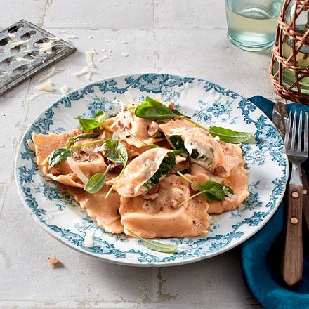 Ravioli in Salbeibutter mit gerösteten Haselnüssen Rezept