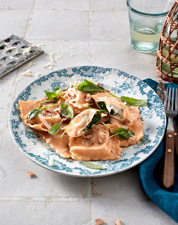 Ravioli in Salbeibutter mit gerösteten Haselnüssen Rezept Ravioli in Salbeibutter mit gerösteten Haselnüssen Rezept