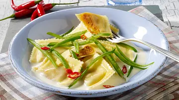 Ravioli mit grünen Bohnen auf Ziegenfrischkäsesoße Rezept - Foto: LECKER @ Bauer Media Group Ravioli mit grünen Bohnen auf Ziegenfrischkäsesoße Rezept - Foto: LECKER @ Bauer Media Group
