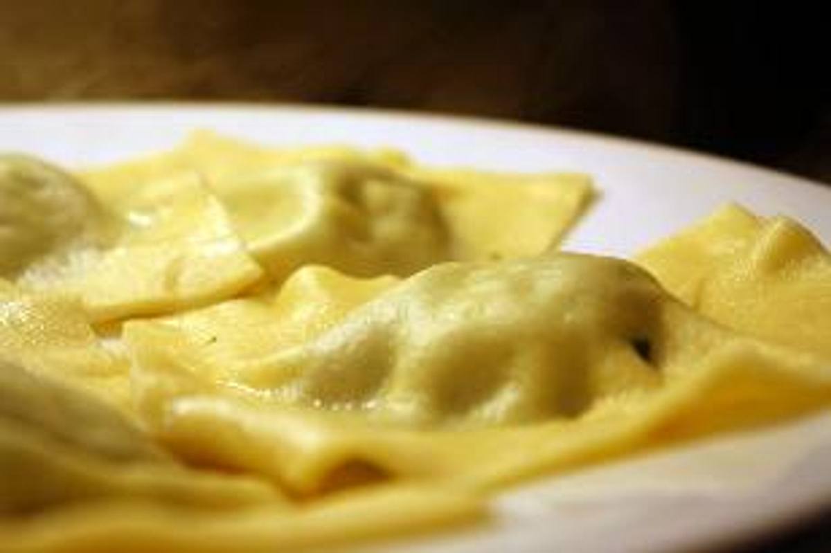 Ravioli mit Salbei-Ricotta Füllung geschwenkt in Salbei-Butter Rezept