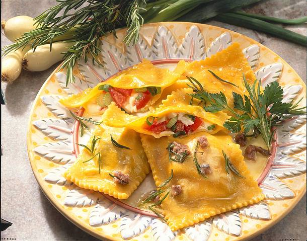 Ravioli mit Tomaten-Mozzarella-Füllung Rezept | LECKER